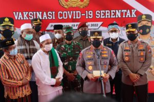 Kapolri Meninjau Langsung Vaksinasi Massal di Gedung Bakorwil Pamekasan, Target Vaksin Sebanyak 2.451 Masyarakat