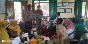 Babinsa dan Bhabinkantibmas Desa Larangan, Pantau Vaksinasi Anak SD