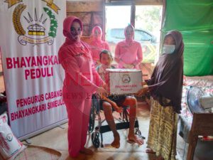 BAKTI SOSIAL: Ketua Bhayangkari Cabang Simeulue Serahkan Bantuan Kursi Roda kepada Warga Desa Angkeo