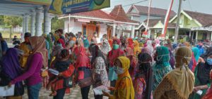 Langgar Prokes, Penyaluran Bansos BPNT di Kecamatan Lembeyan Diwarnai Berjubel Antrean