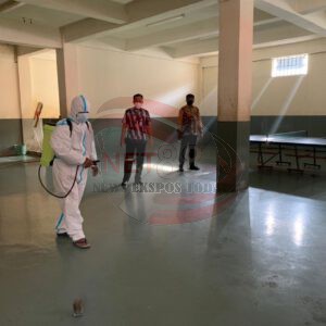 Cegah Penyebaran Covid-19, Tim Satgas Covid-19 Lapas Narkotika Kelas IIA Pamekasan Semprotkan Cairan Disinfektan
