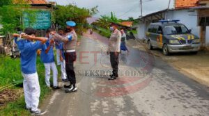 Kanit Provos Bersama Kanit Binmas Bagikan Masker Gratis Kepada Warga di Ruas Jalan Desa Bandaran