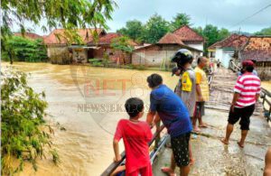 Antisipasi Banjir, Bhabinkamtibmas Polsek Palengaan Gerak Cepat Pantau Debit Air Sungai Akibat Hujan