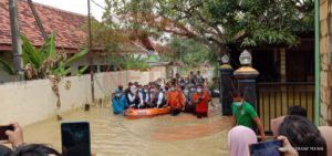 Gubernur Jatim Kunjungi Lokasi Banjir di Desa Meddengan