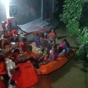 FRPB Aoleng Melayani Warga Saat Banjir Melanda Pamekasan