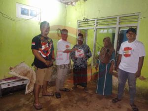 DPC BARA NUSA Sumenep Bagi Paket Sembako Sumbangan Dari KETUM DPP Gianto Wijaya