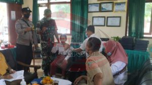Bhabinkamtibmas Bersama Babinsa Pantau Pelaksanaan Vaksinasi Covid-19 Kepada Pelajar SD