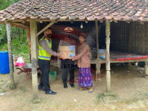 Satu Bentuk Ops Keselamatan Semeru 2022, Satlantas Sampang Lakukan Bagsos