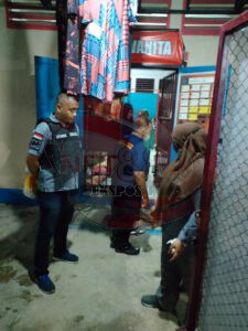 Jajaran KPLP dan KAMTIB Lapas Pamekasan, Berakhir Pekan Dengan Laksanakan Razia Kamar Hunian