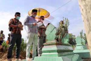 Menjelang Ramadhan, Mahfud Md Nyekar Makam Leluhur