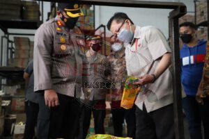 Kapolres Mojokerto Sidak ketersediaan minyak goreng di Distributor Mojokerto.