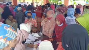 Pembagian Bantuan Sembako Tahap 2 di Desa Jambesari Darussholah Abaikan Prokes Covid 19