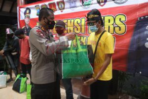 Kapolres Pamekasan Berikan Pembinaan Kepada Pengamen dan Petugas Parkir Sekaligus Berikan Bantuan Sembako