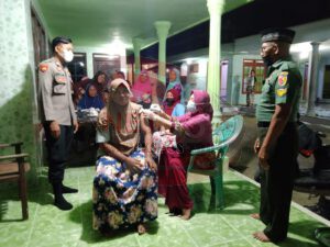 Sinergi Polri dan TNI di Kec Kadur, Pantau Vaksinasi di Bulan Ramadhan