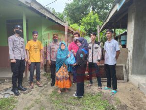 Kompak, Polres Simeulue bersama Mahasiswa Bagikan Takjil dan Sembako di Desa Naibos