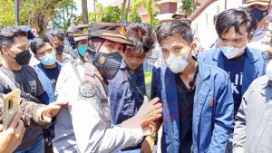 Disela Aksi Unras, Polwan Polres Pamekasan Bagikan Bunga