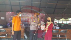 Kapolres Pamekasan Tinjau Gerai Vaksinasi Terpadu Serta Mengapresiasi Kinerja Tim Vaksinator dan Relawan