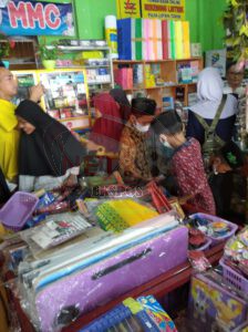 Pemuda Muhammadiyah Mesuji dan Para Yatim Serbu Toko Peralatan Sekolah