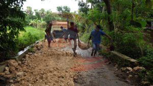 Tak Kunjung Ada Perbaikan, Warga Sogian Sampang Lakukan Perbaikan Jalan Secara Swadaya
