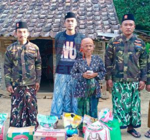 Bentuk Kepedulian, MWCNU Karang Penang, Remas Ar-ridwan dan Himasar Bantu Sanindi Yang Hidup Sebatangkara