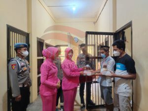 Sat Tahti Polres Tulang Bawang Barat bersama Bhayangkari Membagikan Takjil Kepada Seluruh Tahanan Rasa Peduli Polri