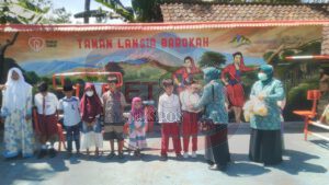 Tim Penggerak PKK Grujugan dan Relawan Rumah Zakat Lakukan Baksos