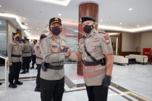 Kapolda Jatim Pimpin Serah Terima Jabatan Dirpamobvit Polda Jatim dan Kenaikan Pangkat Pengabdian
