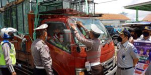 Penertipan Bagi Pengguna Jalan Yang Melanggar Dengan Diberi Tanda Janur Kuning Oleh Satgas Kamseltibcarlantas