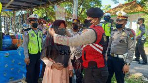 Minimalisir Penyebaran Covid-19 Di Pamekasan, Polisi Berikan Himbauan Prokes di Tempat Wisata