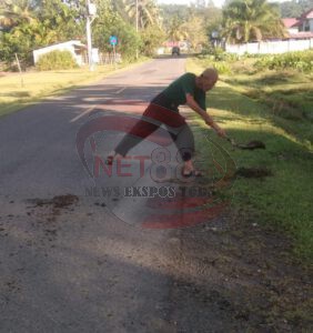 Plt Kepala Desa Awe Kecil Turun Tangan Bersihkan Kotoran Ternak