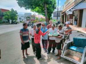 &nbsp;LSM PERKASA&nbsp; berbagi sembako pada Abang Becak