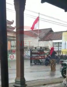 Mbak Rara Versi Tulungagung, Berdiri di Tengah Jalan untuk Hentikan Hujan Lebat