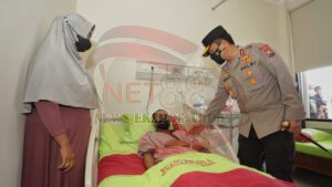 Terkena Lemparan Batu, Kapolda Jatim Menjenguk Anggota Sabhara