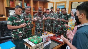 Ultah Dandim Pamekasan, Ketua Persit Berikan Kejutan