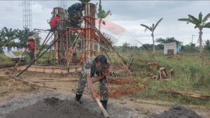 Wujudkan Kemanunggalan TNI-Rakyat Babinsa Koramil 0826-04 Galis Gotong-royong Bikin Tandon Air