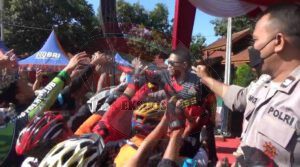 Yonif Raider 514 Semarakkan Fun Bike Di HUT Bhayangkara Ke 76 Di Polres Bondowoso