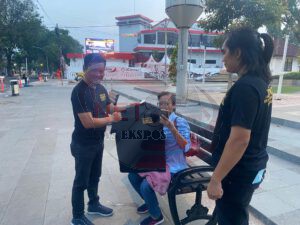 Ajak Masyarakat Perangi Narkotika,Satresnarkoba Polres Pasuruan Kota Berbagi Kaos HANI untuk Warga