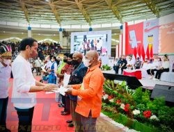 Presiden Jokowi Serahkan NIB bagi Pelaku UMKM di Tanah Papua
