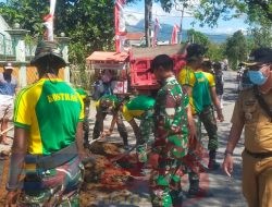 Meminimalisir Kecelakaan, TNI dan Warga Timbun Jalan Berlubang di Nangkaan Bondowoso