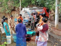 Babinsa Pos Ramil Pakem Bantu Distribusikan Air Bersih Kepada Warga Bondowoso