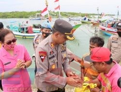 Kapolres Pamekasan Berikan Langsung Bansos Kepada Warga Terdampak BBM