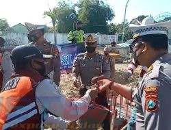 Peringati Hari Lalu Lintas Bhayangkara ke 67, Sat Lantas Polres Sampang Gelar Baksos dan Bansos