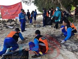Peringatan Harhubnas, Syahbandar Masalembu Lakukan Gerakan Bersih Laut dan Pantai