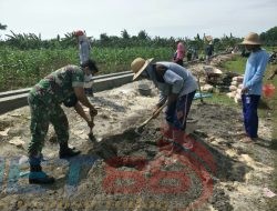 Babinsa Koramil 0826-02 Tlanakan Bantu Warga Bangun Drainase