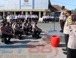 Prosesi Mandi Kembang Warnai Pembinaan Tradisi 27 Personel Bintara Remaja Penempatan Polres Pamekasan