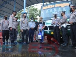 Warga yang Terdampak Kenaikan Harga BBM Mendapatkan Bansos dari Kapolres Bondowoso