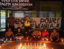 Polres Sampang Bersama Trunojoyo Mania dan Suporter Sampang Bersatu Gelar Doa Bersama dan Aksi 1000 Lilin Korban Tragedi Kanjuruhan