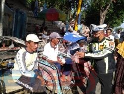 Hari ke 5 Pelaksanaan Operasi Zebra Semeru 2022, Sat. Lantas Polres Sampang Gelar Giat Jum’at Berkah
