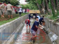Jajaran Lapas Narkotika Kelas IIA Pamekasan Turut Serta Giat Bersih Bersih Sungai dan Saluran Air