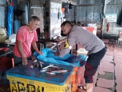 Bhabinkamtibmas di Simeulue Bantu Warga Yang Baru Pulang Melaut